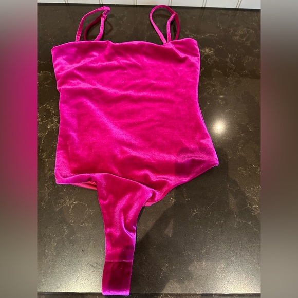 LOVERS + FRIENDS Ladies Women’s XS Hot Pink Velvet Bodysuit Spaghetti St… - Picture 2 of 4